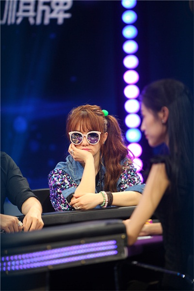 明星抵达拍摄现场,开展激烈的大神SNG直播_视